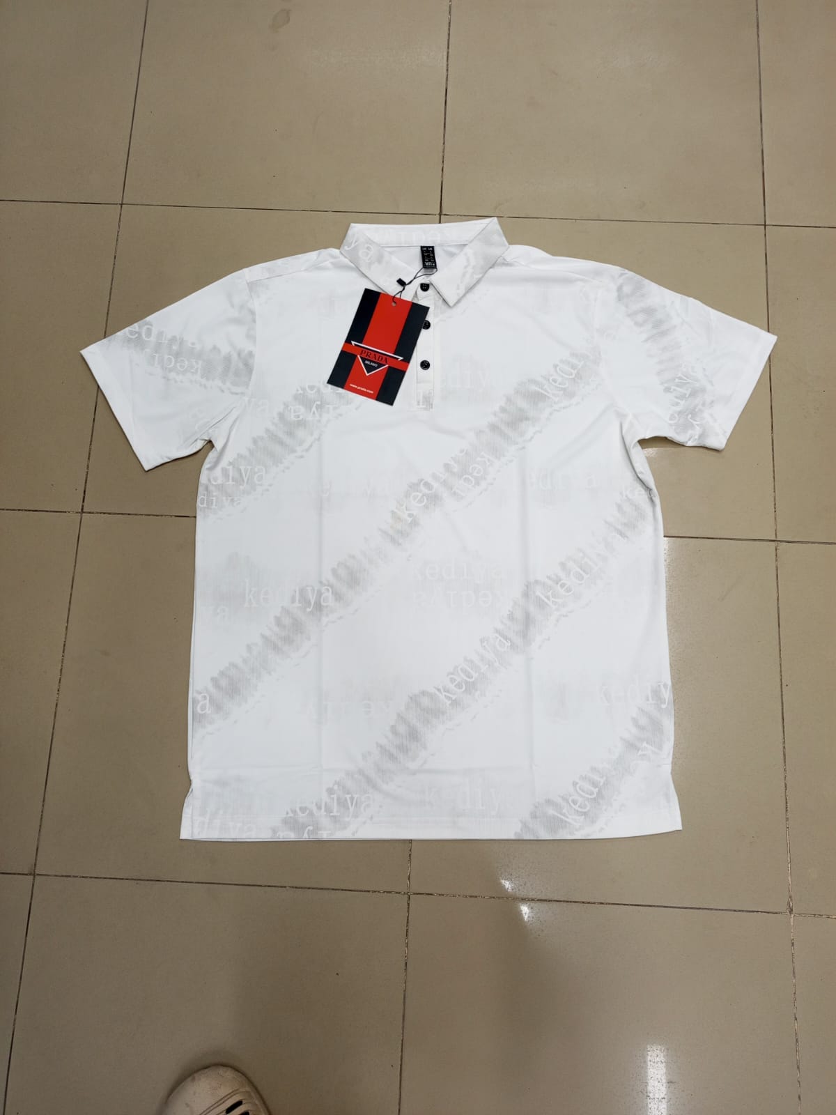 SHORT- SLEEVE CASUAL SHIRT .